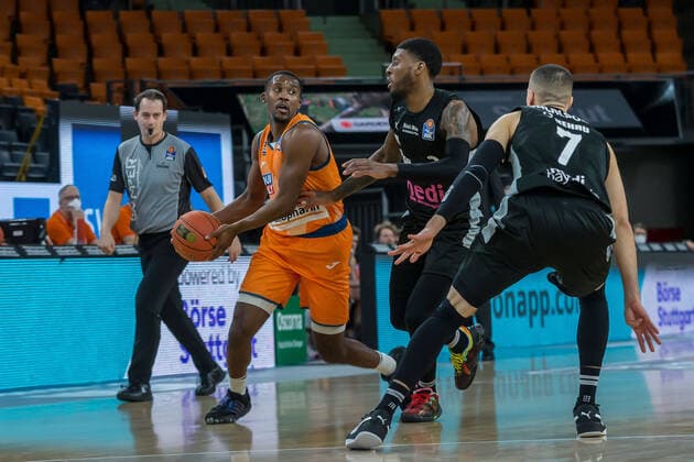 16.01.22, Neu Ulm, Deutschland, ratiopharm Arena, ratiopharm ulm vs. medi Bayreuth - Basketball Bundesliga, Semaj Christon (ratiopharm ulm), Sacar Anim (medi Bayreuth) und Philip Jalalpoor (medi Bayreuth) im Zweikampf (Foto H. Langer) Neu Ulm ratiopharm Arena Bayern Deutschland