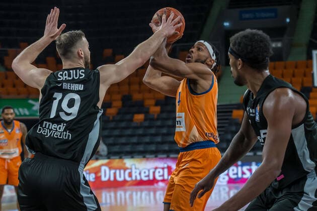 16.01.22, Neu Ulm, Deutschland, ratiopharm Arena, ratiopharm ulm vs. medi Bayreuth - Basketball Bundesliga, Martynas Sajus (medi Bayreuth) und Jaron Blossomgame (ratiopharm ulm) im Zweikampf (Foto H. Langer) Neu Ulm ratiopharm Arena Bayern Deutschland