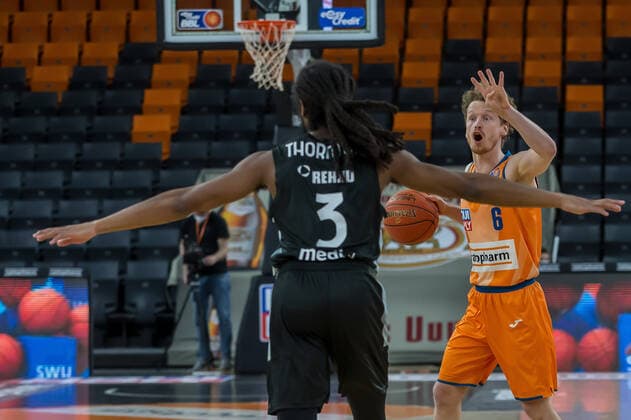 16.01.22, Neu Ulm, Deutschland, ratiopharm Arena, ratiopharm ulm vs. medi Bayreuth - Basketball Bundesliga, Marcus Thornton (medi Bayreuth) und Per Guenther (ratiopharm ulm) im Zweikampf (Foto H. Langer) Neu Ulm ratiopharm Arena Bayern Deutschland