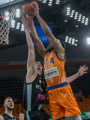 16.01.22, Neu Ulm, Deutschland, ratiopharm Arena, ratiopharm ulm vs. medi Bayreuth - Basketball Bundesliga, Kay Bruhnke (medi Bayreuth) und Jaron Blossomgame (ratiopharm ulm) im Zweikampf (Foto H. Langer) Neu Ulm ratiopharm Arena Bayern Deutschland