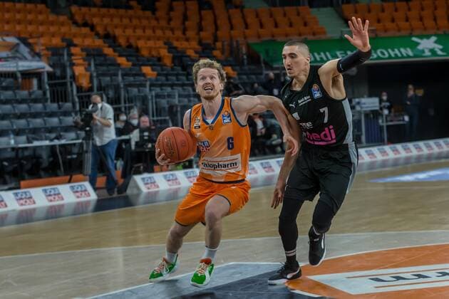 16.01.22, Neu Ulm, Deutschland, ratiopharm Arena, ratiopharm ulm vs. medi Bayreuth - Basketball Bundesliga, Per Guenther (ratiopharm ulm) und Philip Jalalpoor (medi Bayreuth) im Zweikampf (Foto H. Langer) Neu Ulm ratiopharm Arena Bayern Deutschland