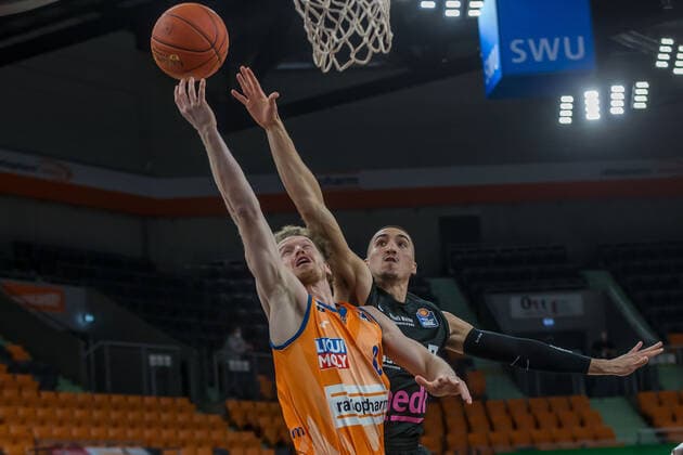 16.01.22, Neu Ulm, Deutschland, ratiopharm Arena, ratiopharm ulm vs. medi Bayreuth - Basketball Bundesliga, Per Guenther (ratiopharm ulm) und Philip Jalalpoor (medi Bayreuth) im Zweikampf (Foto H. Langer) Neu Ulm ratiopharm Arena Bayern Deutschland