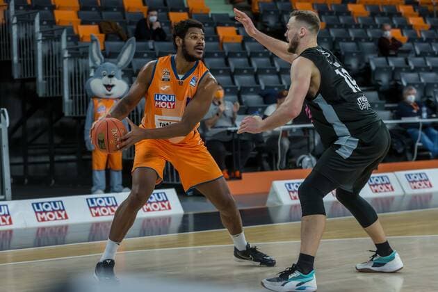 16.01.22, Neu Ulm, Deutschland, ratiopharm Arena, ratiopharm ulm vs. medi Bayreuth - Basketball Bundesliga, Christiano Felicio (ratiopharm ulm) und Martynas Sajus (medi Bayreuth) im Zweikampf (Foto H. Langer) Neu Ulm ratiopharm Arena Bayern Deutschland