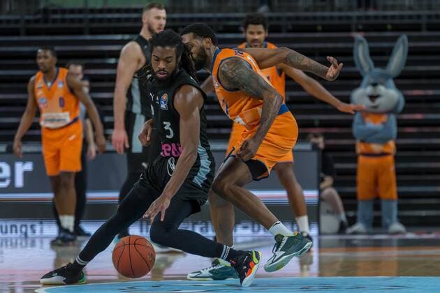 16.01.22, Neu Ulm, Deutschland, ratiopharm Arena, ratiopharm ulm vs. medi Bayreuth - Basketball Bundesliga, Marcus Thornton (medi Bayreuth) und Sindarius Thornwell (ratiopharm ulm) im Zweikampf (Foto H. Langer) Neu Ulm ratiopharm Arena Bayern Deutschland