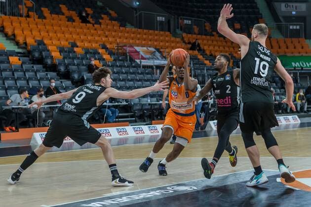 16.01.22, Neu Ulm, Deutschland, ratiopharm Arena, ratiopharm ulm vs. medi Bayreuth - Basketball Bundesliga, Kay Bruhnke (medi Bayreuth), Semaj Christon (ratiopharm ulm), Sacar Anim (medi Bayreuth) und Martynas Sajus (medi Bayreuth) im Zweikampf (Foto H. Langer) Neu Ulm ratiopharm Arena Bayern Deutschland