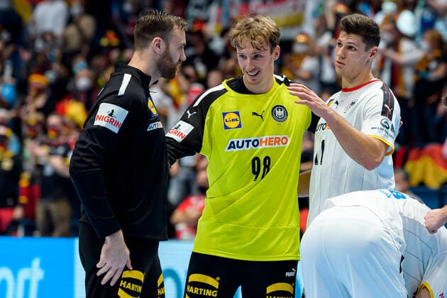 Bratislava, 16. Januar 2022: Handball EHF EM, Vorrunde, Gruppe D, 2. Spieltag - Deutschland vs. Oesterreich v.li. Torhueter Andreas Wolff (Deutschland Kielce), Till Klimpke (Deutschland HSG Wetzlar), Sebastian Heymann (Deutschland FrischAuf Goeppingen) Bratislava Zimny Stadion Ondreja Nepelu Slovakia