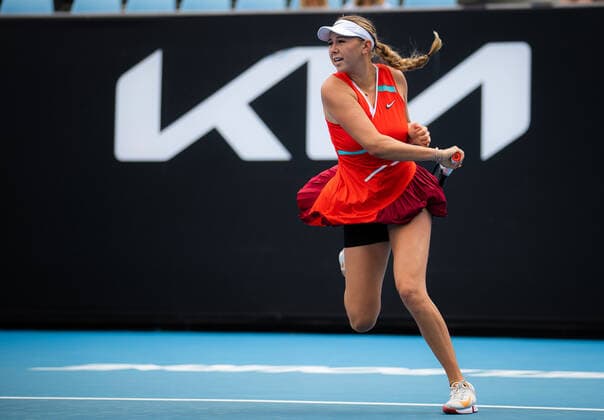 January 17, 2022, MELBOURNE, AUSTRALIA: Amanda Anisimova of the United States in action during the first round of the 2022 Australian Open Grand Slam tennis tournament against Arianne Hartono of the Netherlands MELBOURNE AUSTRALIA - ZUMAa181 20220117_zaa_a181_039 Copyright: xRobxPrangex
