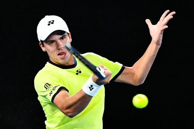 TENNIS AUSTRALIAN OPEN, Daniel Altmaier of Germany plays a shot during his first Round Men s singles match against Alexander Zverev of Germany on Day 1 of the Australian Open, at Melbourne Park, in Melbourne, Monday, January 17, 2022. ( NO ARCHIVING, EDITORIAL USE ONLY, NO USE IN BOOKS WITHOUT CONSENT MELBOURNE VIC AUSTRALIA  Copyright: xDAVExHUNTx 20220117001614183170