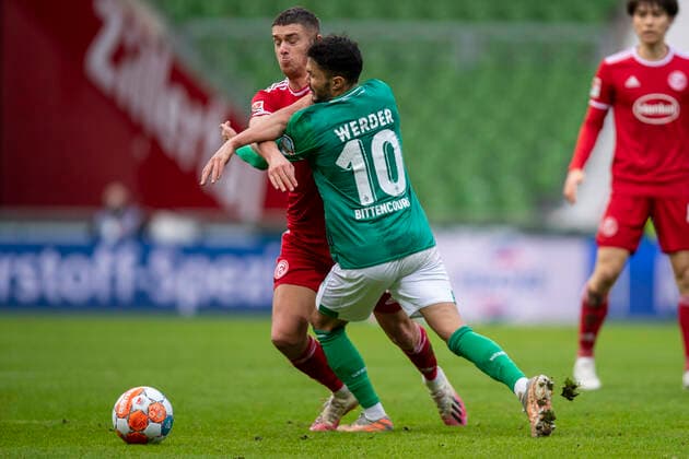 Fußball: 2. Bundesliga, 19. Spieltag, SV Werder Bremen - Fortuna Düsseldorf am 15.01.2022 im Wohninvest Stadion in Bremen. Düsseldorfs Kristoffer Peterson (l) und Bremens Leonardo Bittencourt kämpfen um den Ball. DFL REGULATIONS PROHIBIT ANY USE OF PHOTOGRAPHS AS IMAGE SEQUENCES AND OR QUASI-VIDEO. Copyright: xTeresaxKrögerx
