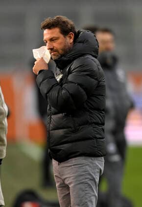 16.01.2022, Fussball 1. Bundesliga 2021 2022, 19. Spieltag, FC Augsburg - Eintracht Frankfurt, in der WWK-Arena Augsburg, Trainer Markus Weinzierl (FC Augsburg) nimmt seine FFP2-Maske ab.