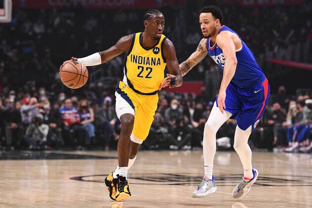 LOS ANGELES, CA - JANUARY 17: Indiana Pacers Guard Caris LeVert (22) guarded by Los Angeles Clippers Guard Amir Coffey (7) during a NBA, Basketball Herren, USA game between the Indiana Pacers and the Los Angeles Clippers on January 17, 2022 at Crypto.com Arena in Los Angeles, CA. (Photo by Brian Rothmuller Icon Sportswire) NBA: JAN 17 Pacers at Clippers Icon220117003