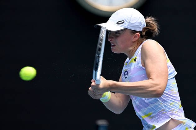 TENNIS AUSTRALIAN OPEN, Iga Switek of Poland plays a shot during the first round Women?s singles match against Harriet Dart of Great Britain on Day 2 of the Australian Open, at Melbourne Park, in Melbourne, Tuesday, January 18, 2022. ( NO ARCHIVING, EDITORIAL USE ONLY, NO USE IN BOOKS WITHOUT CONSENT MELBOURNE VIC AUSTRALIA  Copyright: xDEANxLEWINSx 20220118001614361356