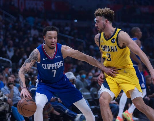 January 17, 2022, Los Angeles, California, USA: Amir Coffey 7 of the Los Angeles Clippers controls the ball while Chris Duarte 3 of the Indiana Pacers is on defense during their NBA, Basketball Herren, USA game on Monday January 17, 2022 at Crypto.com Arena in Los Angeles, California. Clippers defeat Pacers, 139-133. ARIANA RUIZ PI Los Angeles USA - ZUMAp124 20220117_zaa_p124_005 Copyright: xArianaxRuizx