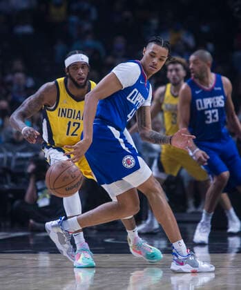 January 17, 2022, Los Angeles, California, USA: Brandon Boston Jr. 4 of the Los Angeles Clippers and Oshae Brissett 12 of the Indiana Pacers attempt to grab the ball during their NBA, Basketball Herren, USA game on Monday January 17, 2022 at Crypto.com Arena in Los Angeles, California. Clippers defeat Pacers, 139-133. ARIANA RUIZ PI Los Angeles USA - ZUMAp124 20220117_zaa_p124_017 Copyright: xArianaxRuizx