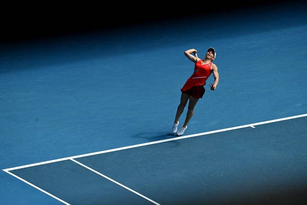 TENNIS AUSTRALIAN OPEN, Simona Halep of Romania serves during her first round Women?s singles match against Magdalena Frech of Poland on Day 2 of the Australian Open, at Melbourne Park, in Melbourne, Tuesday, January 18, 2022. ( NO ARCHIVING, EDITORIAL USE ONLY, NO USE IN BOOKS WITHOUT CONSENT MELBOURNE VIC AUSTRALIA  Copyright: xJOELxCARRETTx 20220118001614384401