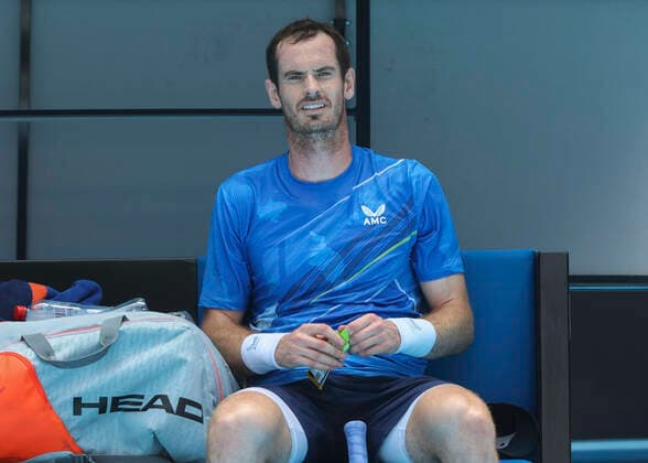 Andy Murray sitzt auf dem Stuhl waehrend der Spielpause Tennis - Australian Open 2022 - Grand Slam - Melbourne Park - Melbourne - Victoria - Australia - 18 January 2022. Copyright: xJuergenxHasenkopfx