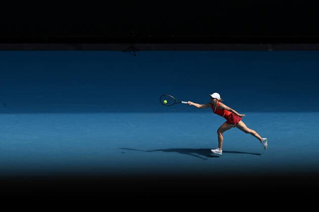 TENNIS AUSTRALIAN OPEN, Simona Halep of Romania serves during her first round Women?s singles match against Magdalena Frech of Poland on Day 2 of the Australian Open, at Melbourne Park, in Melbourne, Tuesday, January 18, 2022. ( NO ARCHIVING, EDITORIAL USE ONLY, NO USE IN BOOKS WITHOUT CONSENT MELBOURNE VIC AUSTRALIA  Copyright: xJOELxCARRETTx 20220118001614402114