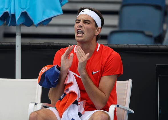 Taylor Fritz sitzt auf dem der Stuhl waehrend der Spielpause und reagiert veraergert,Aerger, enttaeuscht,Enttaeuschung,Emotion Copyright: xJuergenxHasenkopfx