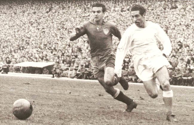 Gento durante el partido de Liga que enfrento al Real Madrid y al Sevilla en la temporada 54-55 . Gento during the 54-55 League match between Real Madrid and Sevilla. 