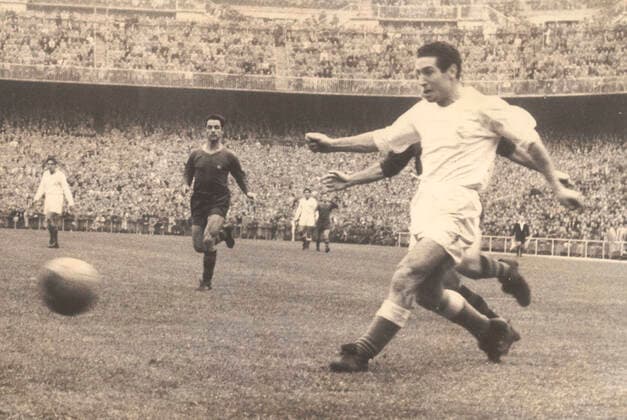 El jugador del Real Madrid Paco Gento se lleva el balon en el partido de Liga ante el Barcelona en la temporada 54-55. Real Madrid player Paco Gento takes the ball in the League match against Barcelona in the 54-55 season. 