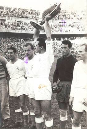 El capitan del Real Madrid (c) Paco Gento levanta la Copa de la Liga ante la aficion en la temporada 54-55. Real Madrid captain (c) Paco Gento offers the League Cup to the fans in the 54-55 season. 