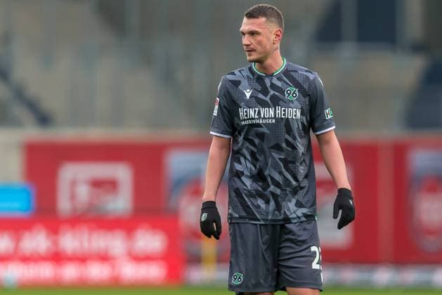 12.12.2020, Heidenheim, Deutschland, Voith Arena, 1.FC Heidenheim 1846 vs. Hannover 96 - 2.Bundesliga, Baris Basdas (Hannover 96) Schaut (Foto H. Langer) DFB DFL REGULATIONS PROHIBIT ANY USE OF PHOTOGRAPHS AS IMAGE SEQUENCES AND OR QUASI-VIDEO. Heidenheim Baden Wuerttemberg Deutschland *** 12 12 2020, Heidenheim, Germany, Voith Arena, 1 FC Heidenheim 1846 vs Hannover 96 2 Bundesliga, Baris Basdas Hannover 96 Schaut Foto H Langer DFB DFL REGULATIONS PROHIBIT ANY USE OF PHOTOGRAPHS AS IMAGE SEQUENCES AND OR QUASI VIDEO Heidenheim Baden Wuerttemberg Germany  09-541-057747 Langer-541