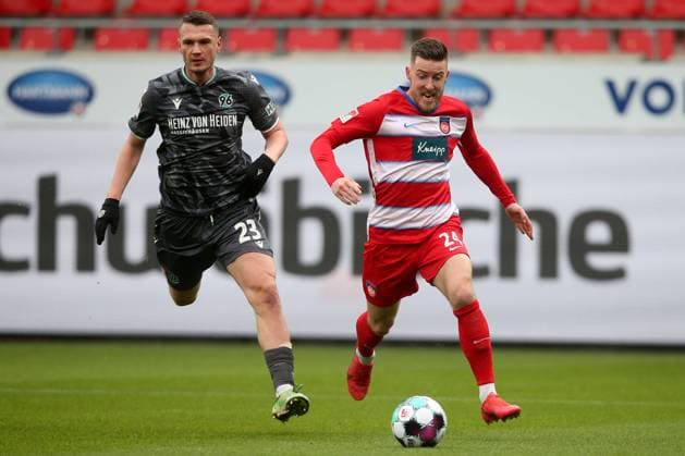 12.12.2020, Heidenheim, Deutschland, Voith Arena, 1.FC Heidenheim 1846 vs. Hannover 96 - 2.Bundesliga, Baris Basdas (Hannover 96) und Christian Kuehlwetter (1.FC Heidenheim 1846) im Zweikampf (Foto H. Langer) DFB DFL REGULATIONS PROHIBIT ANY USE OF PHOTOGRAPHS AS IMAGE SEQUENCES AND OR QUASI-VIDEO. Heidenheim Baden Wuerttemberg Deutschland *** 12 12 2020, Heidenheim, Germany, Voith Arena, 1 FC Heidenheim 1846 vs Hannover 96 2 Bundesliga, Baris Basdas Hannover 96 and Christian Kuehlwetter 1 FC Heidenheim 1846 in duel Foto H Langer DFB DFL REGULATIONS PROHIBIT ANY USE OF PHOTOGRAPHS AS IMAGE SEQUENCES AND OR QUASI VIDEO Heidenheim Baden Wuerttemberg Germany  09-541-057641 Langer-541