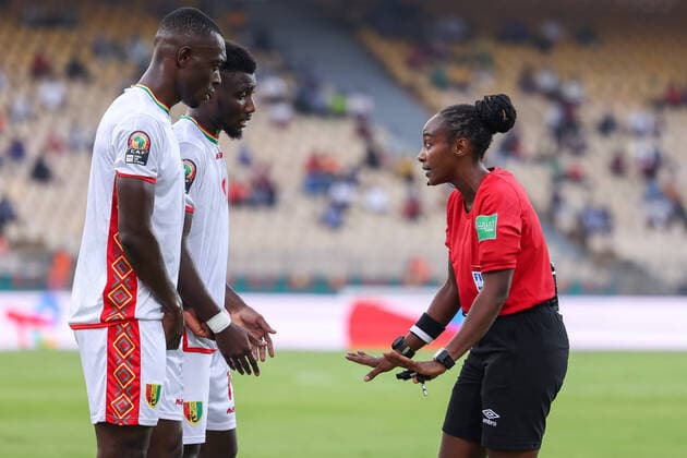 Bilder des Jahres 2022, Sport 01 Januar Sport Themen der Woche KW03 Sport Bilder des Tages YAOUNDE, CAMEROON - JANUARY 18: Women referee Salima Mukansanga during the 2021 Africa Cup of Nations group B match between Zimababwe and Guinea at Stade Ahmadou Ahidjo on January 18, 2022 in Yaounde, Ca Zimbabwe v Guinea - Africa Cup of Nations group B Copyright: xMH SFx