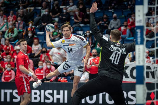 Handball Bratislava 18.01.2022 Nationalmannschaft Länderspiel Männer Herren Europameisterschaft 2022 Vorrunde Polen (POL) - Deutschland (GER) Rune Dahmke (Deutschland, No.34) ZEMBRZYCKI Mateusz (Polen, No.40)