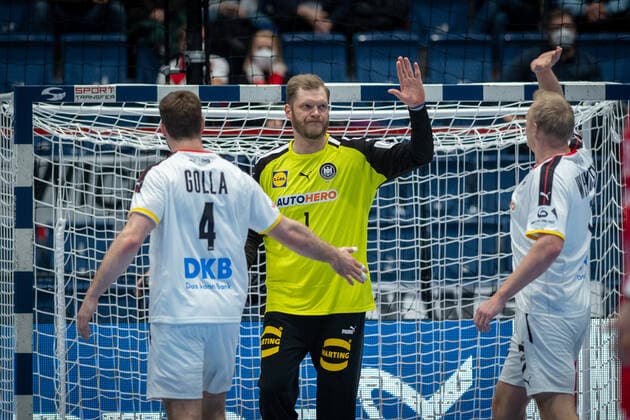 Handball Bratislava 18.01.2022 Nationalmannschaft Länderspiel Männer Herren Europameisterschaft 2022 Vorrunde Polen (POL) - Deutschland (GER) Johannes Bitter (Deutschland, TW, No.01) Jubel Patrick Wiencek (Deutschland, No.07) Johannes Golla (Deutschland, No.04)