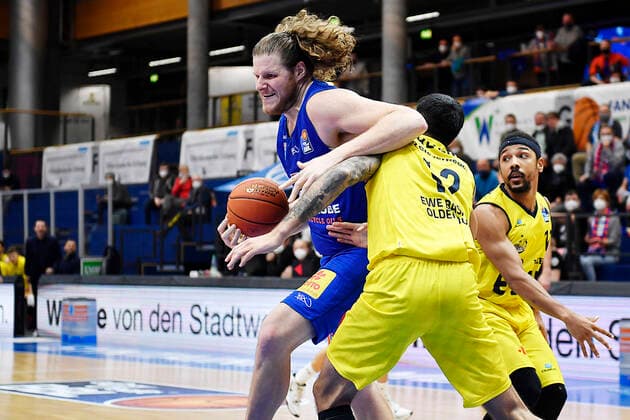 Basketball, 1. Bundesliga, Saison 2021 2022, Nachholspiel 12. Spieltag, SYNTAINICS MBC (Mitteldeutscher Basketball Club Weissenfels) vs. EWE Baskets Oldenburg (18.01.2022) John Bryant (Center Weißenfels, Rueckennummer 54) (li.) am Ball gegen Martin Breunig (Center Oldenburg, Rueckennummer 12) und Phil Pressey (Guard Oldenburg, Rueckennummer 11) (re.) beim Spiel Weißenfels gegen EWE Baskets Oldenburg (18.01.2022) Weißenfels Sachsen-Anhalt Deutschland Stadthalle Weißenfels