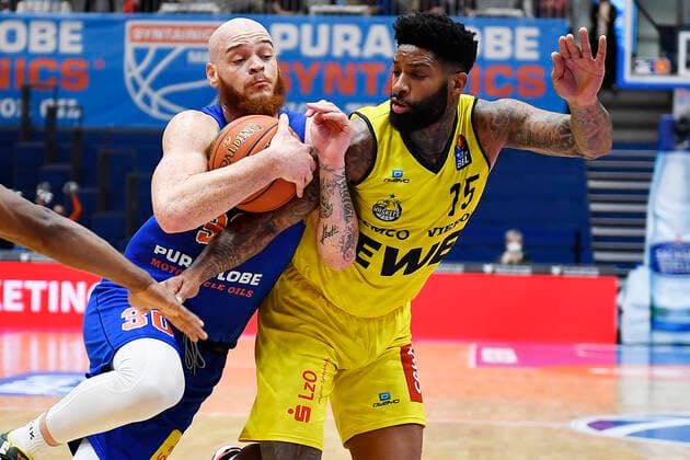Sport Bilder des Tages Basketball, 1. Bundesliga, Saison 2021 2022, Nachholspiel 12. Spieltag, SYNTAINICS MBC (Mitteldeutscher Basketball Club Weissenfels) vs. EWE Baskets Oldenburg (18.01.2022) Zweikampf um den Ball zwischen Reggie Upshaw Jr. (Power Forward MBC Weissenfels, Rueckennummer 30) (li.) und Cameron Clark (Forward Oldenburg, Rueckennummer 15) (re.) beim Spiel Weißenfels gegen EWE Baskets Oldenburg (18.01.2022) Weißenfels Sachsen-Anhalt Deutschland Stadthalle Weißenfels