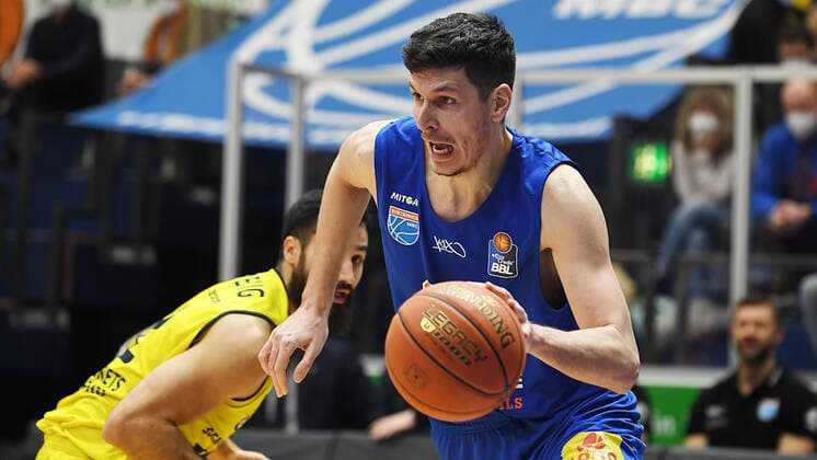 Basketball, 1. Bundesliga, Saison 2021 2022, Nachholspiel 12. Spieltag, SYNTAINICS MBC (Mitteldeutscher Basketball Club Weissenfels) vs. EWE Baskets Oldenburg (18.01.2022) Zweikampf um den Ball zwischen Goran Huskic (Center MBC Weissenfels, Rueckennummer 23) (re.) und Martin Breunig (Center Oldenburg, Rueckennummer 12) (li.) beim Spiel Weißenfels gegen EWE Baskets Oldenburg (18.01.2022) Weißenfels Sachsen-Anhalt Deutschland Stadthalle Weißenfels