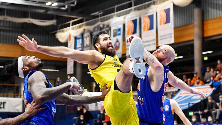 Basketball, 1. Bundesliga, Saison 2021 2022, Nachholspiel 12. Spieltag, SYNTAINICS MBC (Mitteldeutscher Basketball Club Weissenfels) vs. EWE Baskets Oldenburg (18.01.2022) Zweikampf um den Ball unter dem Korb zwischen Martin Breunig (Center Oldenburg, Rueckennummer 12) und Reggie Upshaw Jr. (Power Forward MBC Weissenfels, Rueckennummer 30) beim Spiel Weißenfels gegen EWE Baskets Oldenburg (18.01.2022) Weißenfels Sachsen-Anhalt Deutschland Stadthalle Weißenfels