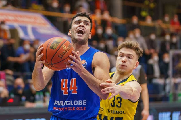 Nikola Rebic (MBC, 44), Bennet Hundt (Oldenburg, 33), Syntainics MBC vs. EWE Baskets Oldenburg, Basketball Bundesliga, Maenner, 2021 2022, 12. Spieltag, Nachholspiel, 18.01.2022, Syntainics MBC vs. EWE Baskets Oldenburg, Basketball Bundesliga, Maenner, 2021 2022, 12. Spieltag, Nachholspiel, 18.01.2022, Weissenfels Copyright: xEibner-Pressefoto EckehardxSchulzx EP_EER