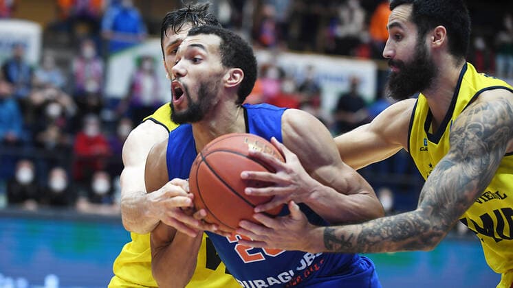 Basketball, 1. Bundesliga, Saison 2021 2022, Nachholspiel 12. Spieltag, SYNTAINICS MBC (Mitteldeutscher Basketball Club Weissenfels) vs. EWE Baskets Oldenburg (18.01.2022) Jamel Morris (Guard MBC Weissenfels, Rueckennummer 20) (Mitte) am Ball gegen Michal Michalak (Guard Forward Oldenburg, Rueckennummer 20) (li) und Martin Breunig (Center Oldenburg, Rueckennummer 12) (re.) beim Spiel Weißenfels gegen EWE Baskets Oldenburg (18.01.2022) Weißenfels Sachsen-Anhalt Deutschland Stadthalle Weißenfels