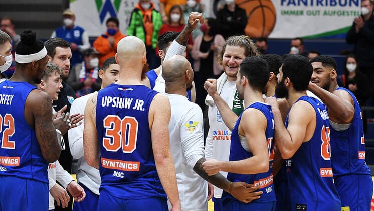 Basketball, 1. Bundesliga, Saison 2021 2022, Nachholspiel 12. Spieltag, SYNTAINICS MBC (Mitteldeutscher Basketball Club Weissenfels) vs. EWE Baskets Oldenburg (18.01.2022) Freude bei den Spielern von Syntainics MBC Weissenfels nach dem 87:82-Sieg beim Spiel Weißenfels gegen EWE Baskets Oldenburg (18.01.2022). Es freuen sich u.a. v.l.n.r. Chris Coffey (Forward MBC Weissenfels, Rueckennummer 22), Reggie Upshaw Jr. (Power Forward MBC Weissenfels, Rueckennummer 30), Sergio Kerusch (Forward MBC Weissenfels, Rueckennummer 7), Goran Huskic (Center MBC Weissenfels, Rueckennummer 23), John Bryant (Center Weissenfels, Rueckennummer 54), Nikola Rebic (Guard MBC Weissenfels, Rueckennummer 44), Jamel Morris (Guard MBC Weissenfels, Rueckennummer 20), Behnam Yakhchali (Guard MBC Weissenfels, Rueckennummer 88), Kostja Mushidi (Weissenfels, Rueckennummer 11) Weißenfels Sachsen-Anhalt Deutschland Stadthalle Weißenfels