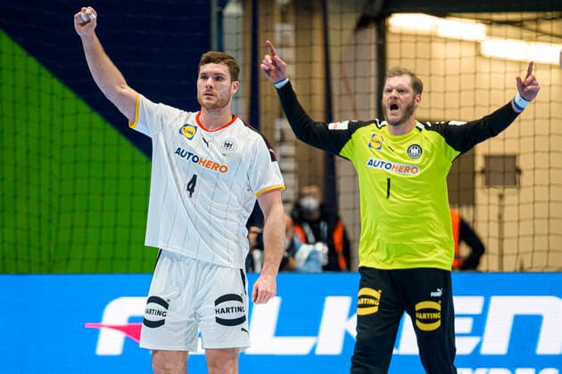 Bratislava, 18. Januar 2022: Handball EHF EM, Vorrunde, Gruppe D, 3. Spieltag - Polen vs. Deutschland Johannes Golla (Deutschland SG Flensburg), Johannes Bitter (Deutschland HSV Hamburg) Jubel Freude Emotion Bratislava Zimny Stadion Ondreja Nepelu Arena Slovakia