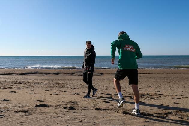 SOCCER - BL, Rapid, training camp BELEK,TURKEY,19.JAN.2022 - SOCCER - ADMIRAL Bundesliga, SK Rapid Wien, training camp. Image shows physio therapist Gerald Kemmer and Lion Schuster (Rapid).  GEPAxpictures xPhilippxBrem