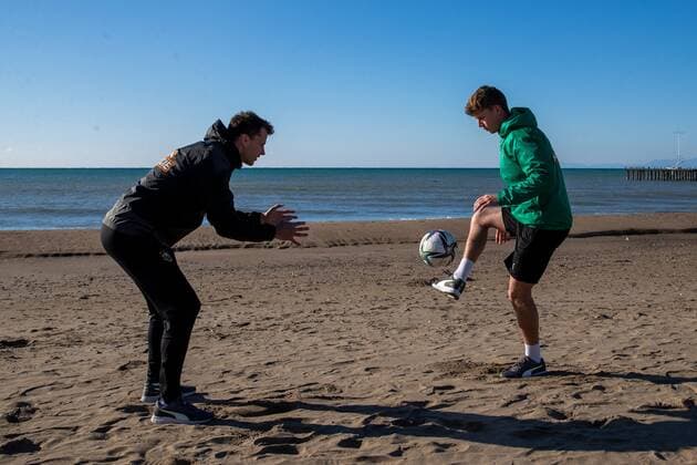 SOCCER - BL, Rapid, training camp BELEK,TURKEY,19.JAN.2022 - SOCCER - ADMIRAL Bundesliga, SK Rapid Wien, training camp. Image shows physio therapist Gerald Kemmer and Lion Schuster (Rapid).  GEPAxpictures xPhilippxBrem