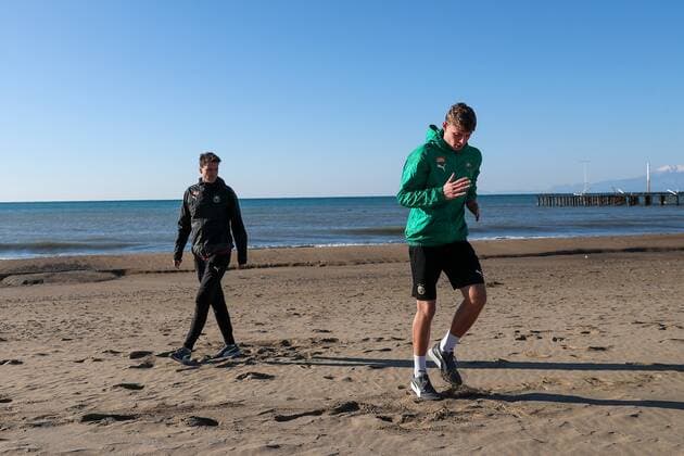 SOCCER - BL, Rapid, training camp BELEK,TURKEY,19.JAN.2022 - SOCCER - ADMIRAL Bundesliga, SK Rapid Wien, training camp. Image shows physio therapist Gerald Kemmer and Lion Schuster (Rapid).  GEPAxpictures xPhilippxBrem