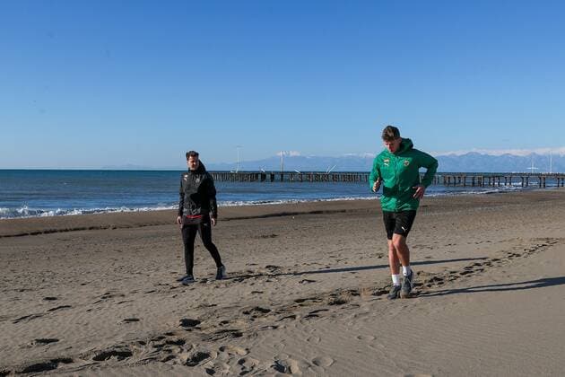 SOCCER - BL, Rapid, training camp BELEK,TURKEY,19.JAN.2022 - SOCCER - ADMIRAL Bundesliga, SK Rapid Wien, training camp. Image shows physio therapist Gerald Kemmer and Lion Schuster (Rapid).  GEPAxpictures xPhilippxBrem