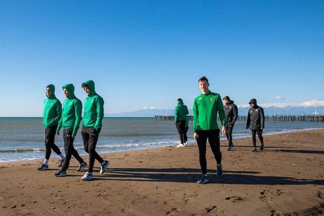 SOCCER - BL, Rapid, training camp BELEK,TURKEY,19.JAN.2022 - SOCCER - ADMIRAL Bundesliga, SK Rapid Wien, training camp. Image shows Richard Strebinger (Rapid) and players of Rapid.  GEPAxpictures xPhilippxBrem