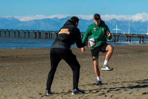 SOCCER - BL, Rapid, training camp BELEK,TURKEY,19.JAN.2022 - SOCCER - ADMIRAL Bundesliga, SK Rapid Wien, training camp. Image shows physio therapist Gerald Kemmer and Lion Schuster (Rapid).  GEPAxpictures xPhilippxBrem