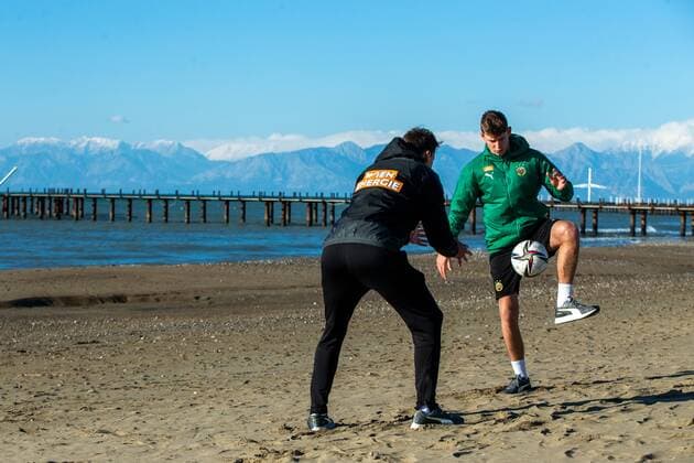 SOCCER - BL, Rapid, training camp BELEK,TURKEY,19.JAN.2022 - SOCCER - ADMIRAL Bundesliga, SK Rapid Wien, training camp. Image shows physio therapist Gerald Kemmer and Lion Schuster (Rapid).  GEPAxpictures xPhilippxBrem