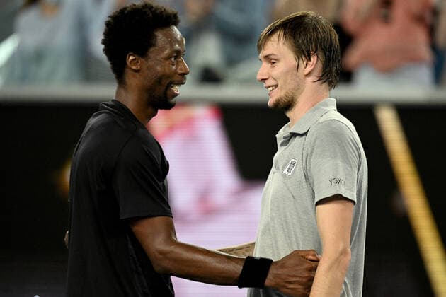 TENNIS AUSTRALIAN OPEN, Gael Monfils of France (left) shakes hands with Alexander Bublik of Khazakstan following their second round Men?s singles match on Day 3 of the Australian Open, at Melbourne Park, in Melbourne, Wednesday, January 19, 2022. ( NO ARCHIVING, EDITORIAL USE ONLY, NO USE IN BOOKS WITHOUT CONSENT MELBOURNE VIC AUSTRALIA  Copyright: xDEANxLEWINSx 20220119001614726977