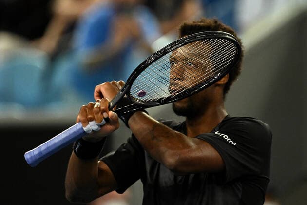 TENNIS AUSTRALIAN OPEN, Gael Monfils of France gestures to the crowd after winning his second round Men?s singles match against Alexander Bublik of Khazakstan on Day 3 of the Australian Open, at Melbourne Park, in Melbourne, Wednesday, January 19, 2022. ( NO ARCHIVING, EDITORIAL USE ONLY, NO USE IN BOOKS WITHOUT CONSENT MELBOURNE VIC AUSTRALIA  Copyright: xDEANxLEWINSx 20220119001614727017