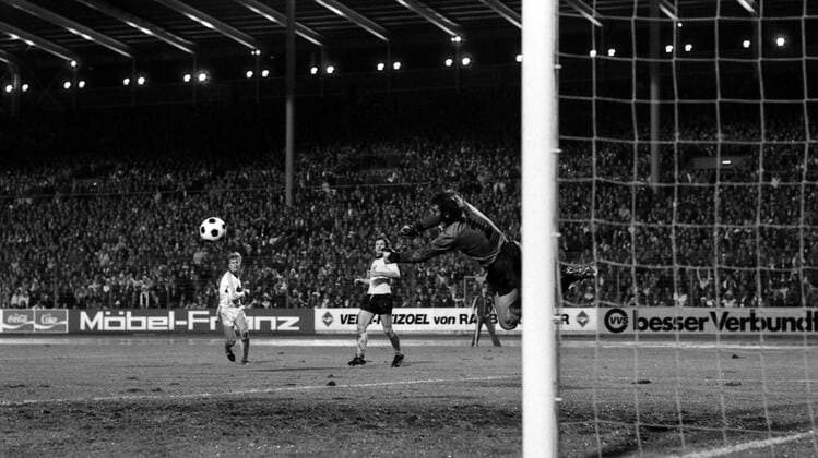 07.11.79 VfB Stuttgart - Dynamo Dresden Deutschland, Stuttgart, 07.11.1979, Fussball, UEFA Pokal, VfB Stuttgart - Dynamo Dresden (0:0): v.l. Bernd Förster (VfB Stuttgart), Bernd Jakubowski (Dynamo Dresden).