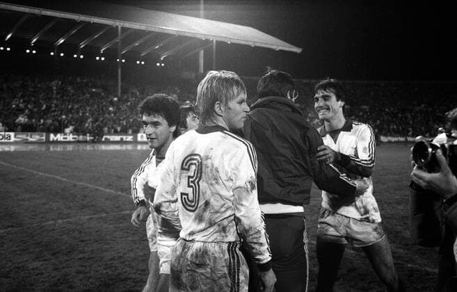 07.11.79 VfB Stuttgart - Dynamo Dresden Deutschland, Stuttgart, 07.11.1979, Fussball, UEFA Pokal, VfB Stuttgart - Dynamo Dresden (0:0): v.l. Markus Elmer, Bernd Förster (beide VfB Stuttgart), Lothar Buchmann (Trainer VfB Stuttgart), Bernd Klotz (VfB Stuttgart).