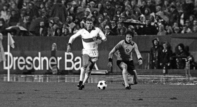 07.11.79 VfB Stuttgart - Dynamo Dresden Deutschland, Stuttgart, 07.11.1979, Fussball, UEFA Pokal, VfB Stuttgart - Dynamo Dresden (0:0): Bernd Förster (VfB Stuttgart).